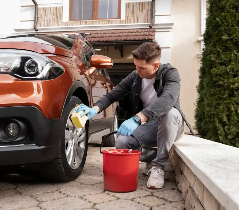 Lavage auto à domicile Besson : professionnel intervenant sur un véhicule